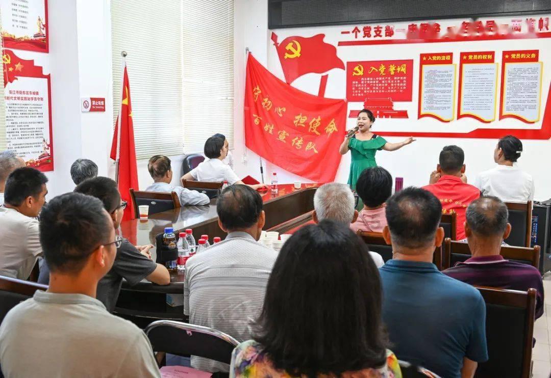 民警深夜上山为群众找牛